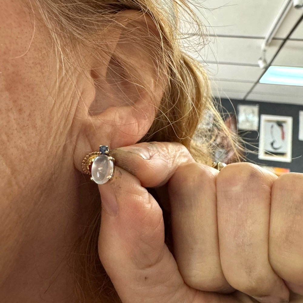 Elegant Blue and 14k gold moonstone earrings - Picture 4 of 5